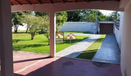 Casa térrea com três dormitórios sendo uma suite  na praia das Palmeiras.
