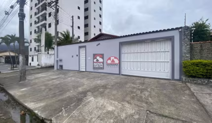 Excelente casa com piscina ,churrasqueira e bem localizada na martim de Sá