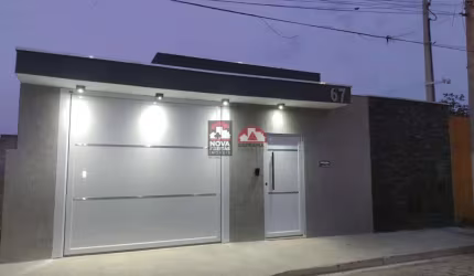 Linda casa com construção moderna a venda