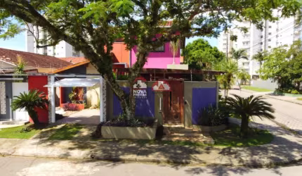 Casa Sobrado Padrão em Caraguatatuba