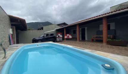 Casa de praia com piscina na região central de Caraguá