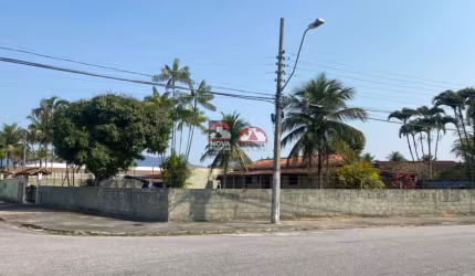 Excelente área bem localizada de esquina e de frente para praça.
