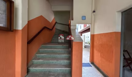 Apto com 2 dormitórios mobiliado no centro, sem garagem.