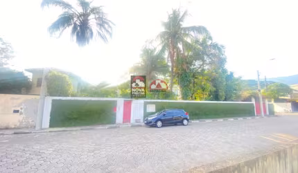 Casa com piscina e área de   terreno de 1050M² - Próximo ao centro e à praia em Caraguatatuba