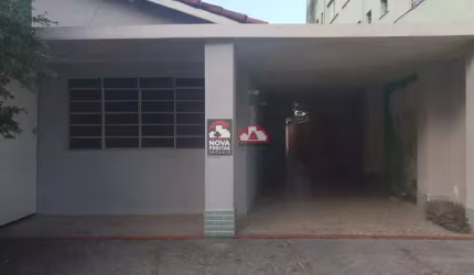 Casa padrão com ótima localização no centro.