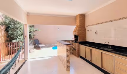 Casa com piscina e área gourmet próx. aos damhas