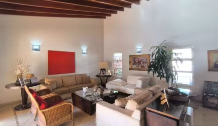 Casa Comercial com Piscina e 5 Vagas