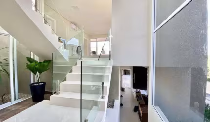 Casa Lindíssima com 4 Dormitórios – Lustres Elegantes, Cooktop, Forno e Espaço Gourmet! 