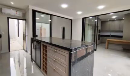 casa térrea com piscina/ adega/ ar cond