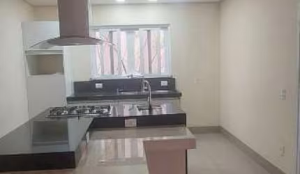 CASA EM CONDOMINIO FECHADO 4 SUITES