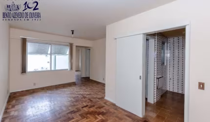 Espaçoso como antigo, estruturado como moderno: Venha morar neste apartamento de