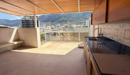 Belíssima cobertura com vista pra lagoa.