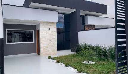 Casa alto padrão com piscina e edícula com churrasqueira.