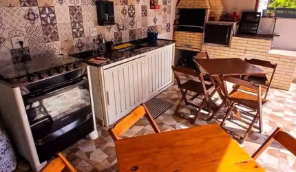 Casa independente e com amplo quintal.