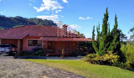 C494 Casa com estilo único, terreno medindo 7.250 m², a 8 km do Centro, Nova Friburgo-RJ