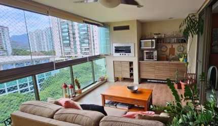 Lindo apartamento original 4 quartos,transformado em 3 quartos sendo 2 suites ,lavabo banheiro social  despensa e dependenci completa sol nascente vista externa 2 vagas.