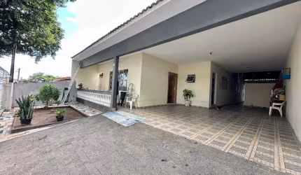 CASA TERRÉA COM EDÍCULA