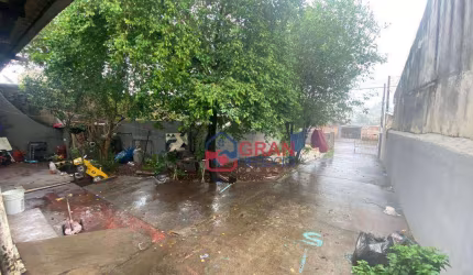Terreno com 2 casas e quintal