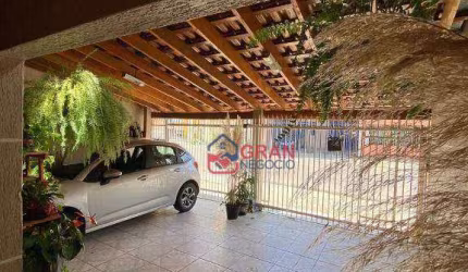 Sobrado para venda com 4 quartos em Cutitiba- PR.