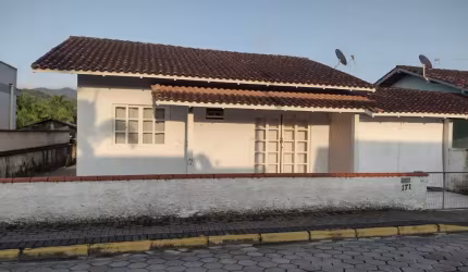 Casa com ótima localização