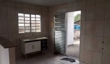 Casa no distrito próxima a feira e parada de ônibus!!