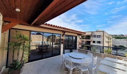 Cobertura linear em Agriões – 410m² com vista definitiva para o Dedo de Deus