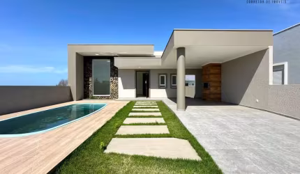 Casa nova com piscina há 40 metros do mar