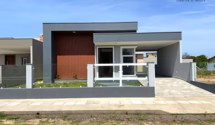 Casa nova há 50 metros do mar no bairro Figueirinha