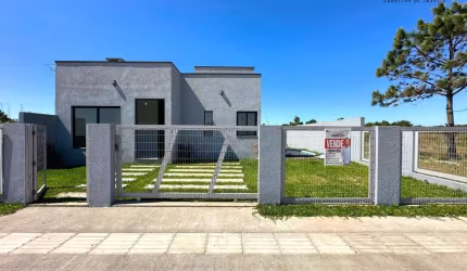 Casa nova com piscina no bairro Tupancy