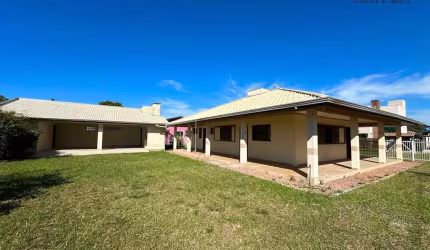 Casa com 240m2 no bairro Praia Azul