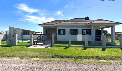 Casa com piscina no bairro Quatro Lagos