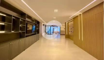 Casa moderna, sofisticada e a poucos metros da praia.