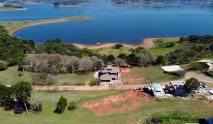 Casa em condomínio para venda com 4 quartos, sendo 4 suítes, 368m²