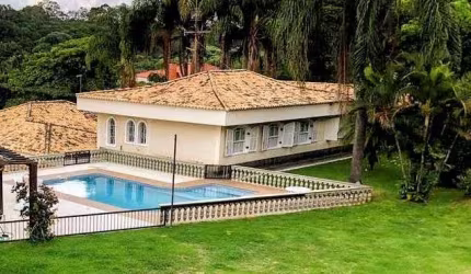 Casa em condomínio para venda com 4 quartos, sendo 2 suítes, 587m²
