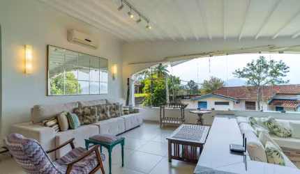 Casa em condomínio para venda com 3 quartos, sendo 1 suíte, 178m²