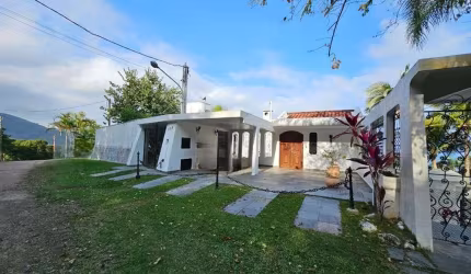 Casa em condomínio para venda com 4 quartos, sendo 4 suítes, 427m²