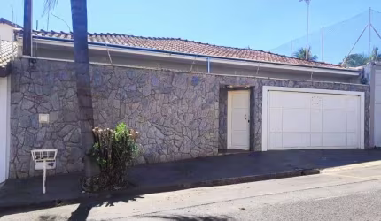 Casa de vila para venda com 3 quartos, sendo 1 suíte, 242m²