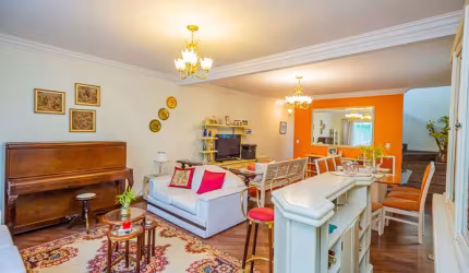 Sobrado para venda com 3 quartos, sendo 2 suítes, 240m²