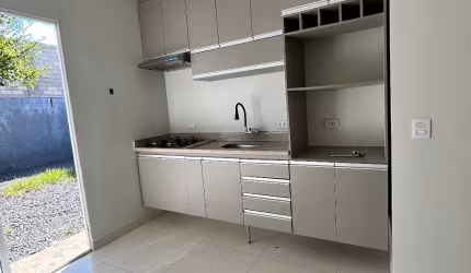 Alugo casa em condomínio
