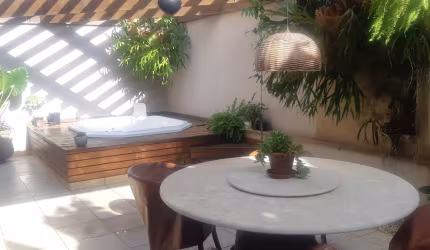 Casa de alto padrão, com jacuzzi privativa, em condomínio exclusivo