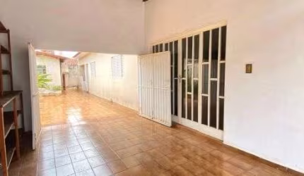 Casa á venda com ótima localização, espaço amplo, 3 quartos e armários embutidos em Rio Verde - GO