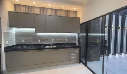 Casa à venda em Rio Verde - GO com churrasqueira, espaço amplo, 3 quartos, e armários embutidos