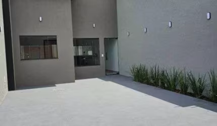 Casa à venda com pé direito alto, espaço confortável, 3 quartos e garagem ampla em Rio Verde - GO
