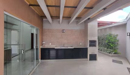 Casa á venda com pé direito alto, 3 quartos, armários embutidos em churrasqueira em Rio Verde - GO