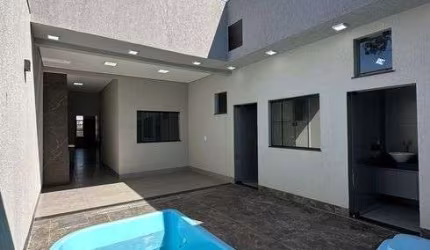 Casa para venda com 3 quartos sendo um suíte e piscina em Rio Verde Go