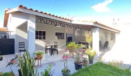 Casa á venda com churrasqueira na área gourmet, armários embutidos, e 3 quartos em Rio Verde -- GO