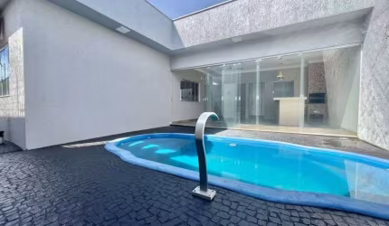 Casa à venda com churrasqueira, 3 quartos, espaço amplo, armários e piscina em Rio verde - GO