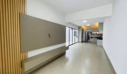 Casa à venda com cômodos espaçosos, 2 suítes e armários embutidos pela residência em Rio Verde - GO