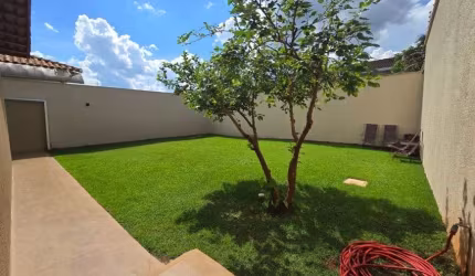 Casa à venda com quintal, espaço amplo, armários e 3 quartos em Rio Verde - GO