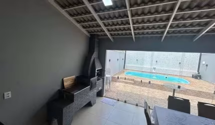 Casa à venda com piscina, churrasqueira e garagem para 2 carros em Rio Verde - GO